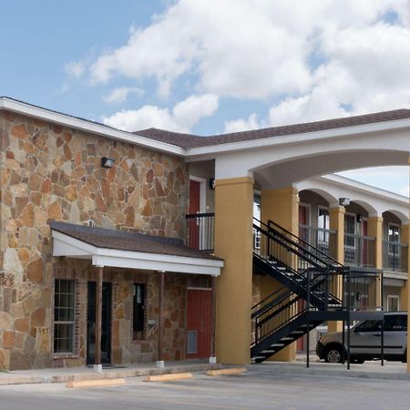 Super 8 By Wyndham San Antonio Near Fort Sam Houston Bagian luar foto