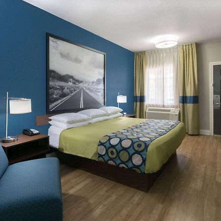 Super 8 By Wyndham San Antonio Near Fort Sam Houston Bagian luar foto