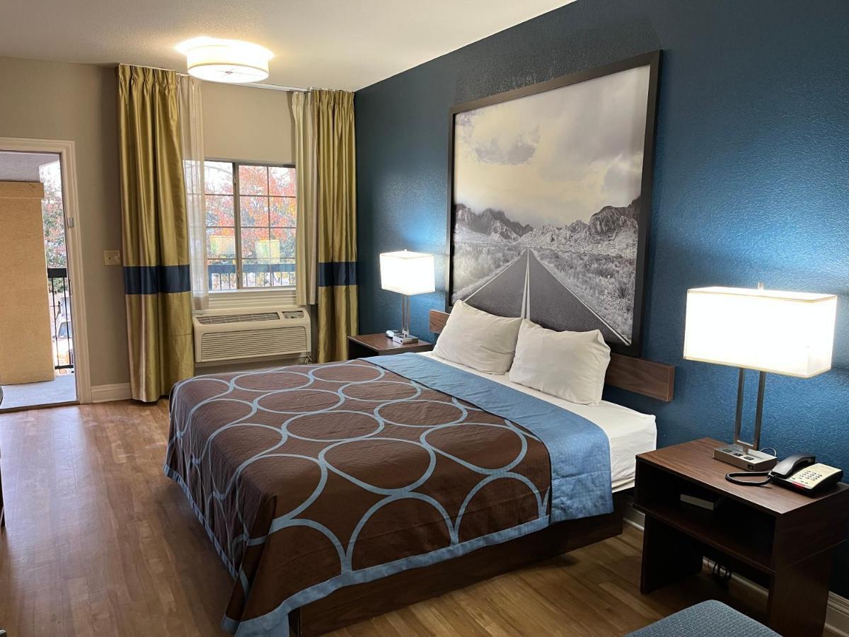 Super 8 By Wyndham San Antonio Near Fort Sam Houston Bagian luar foto
