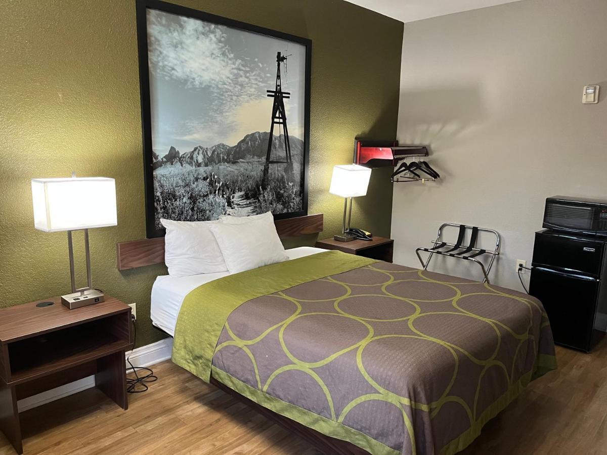 Super 8 By Wyndham San Antonio Near Fort Sam Houston Bagian luar foto