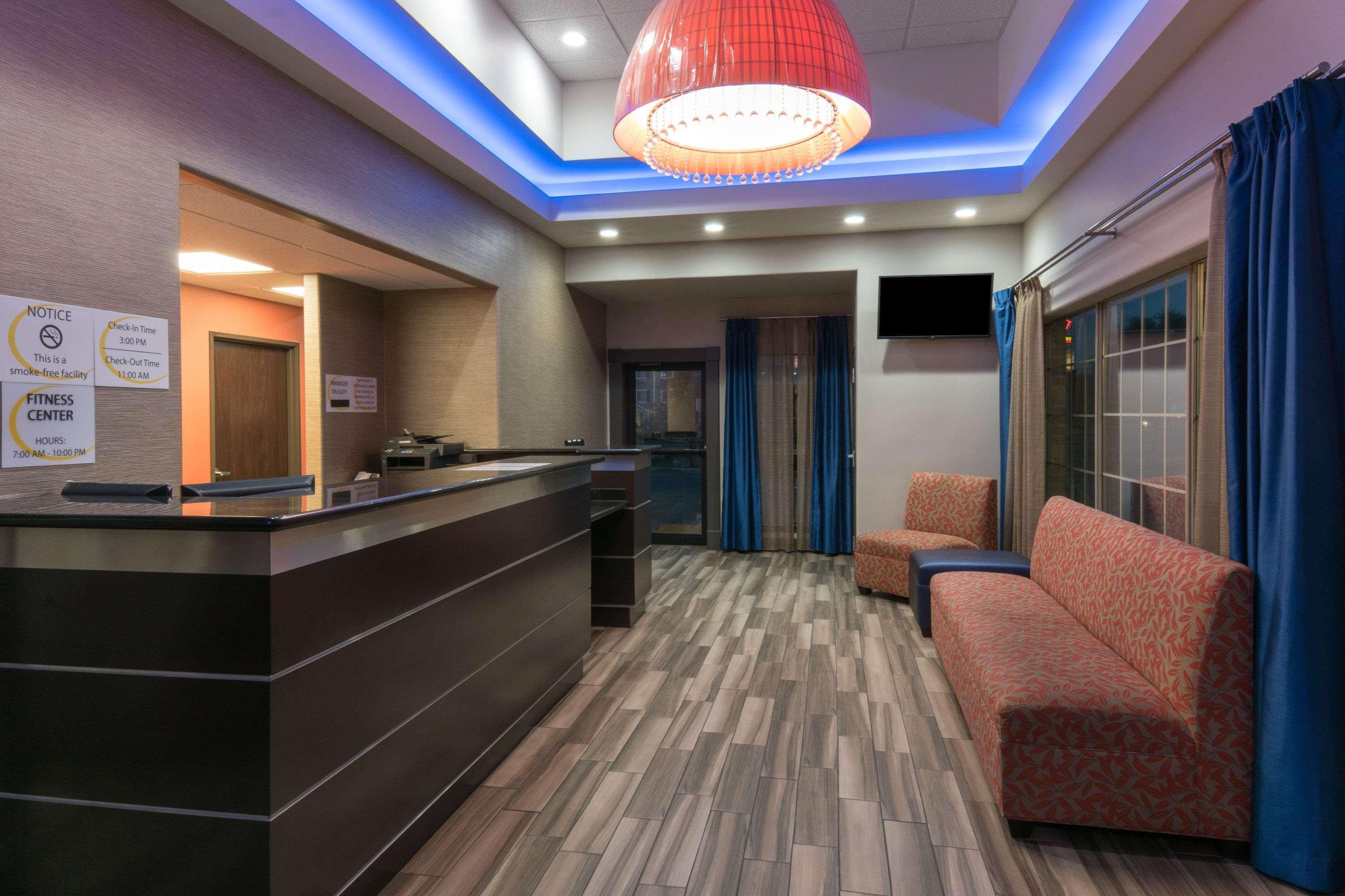 Super 8 By Wyndham San Antonio Near Fort Sam Houston Bagian luar foto