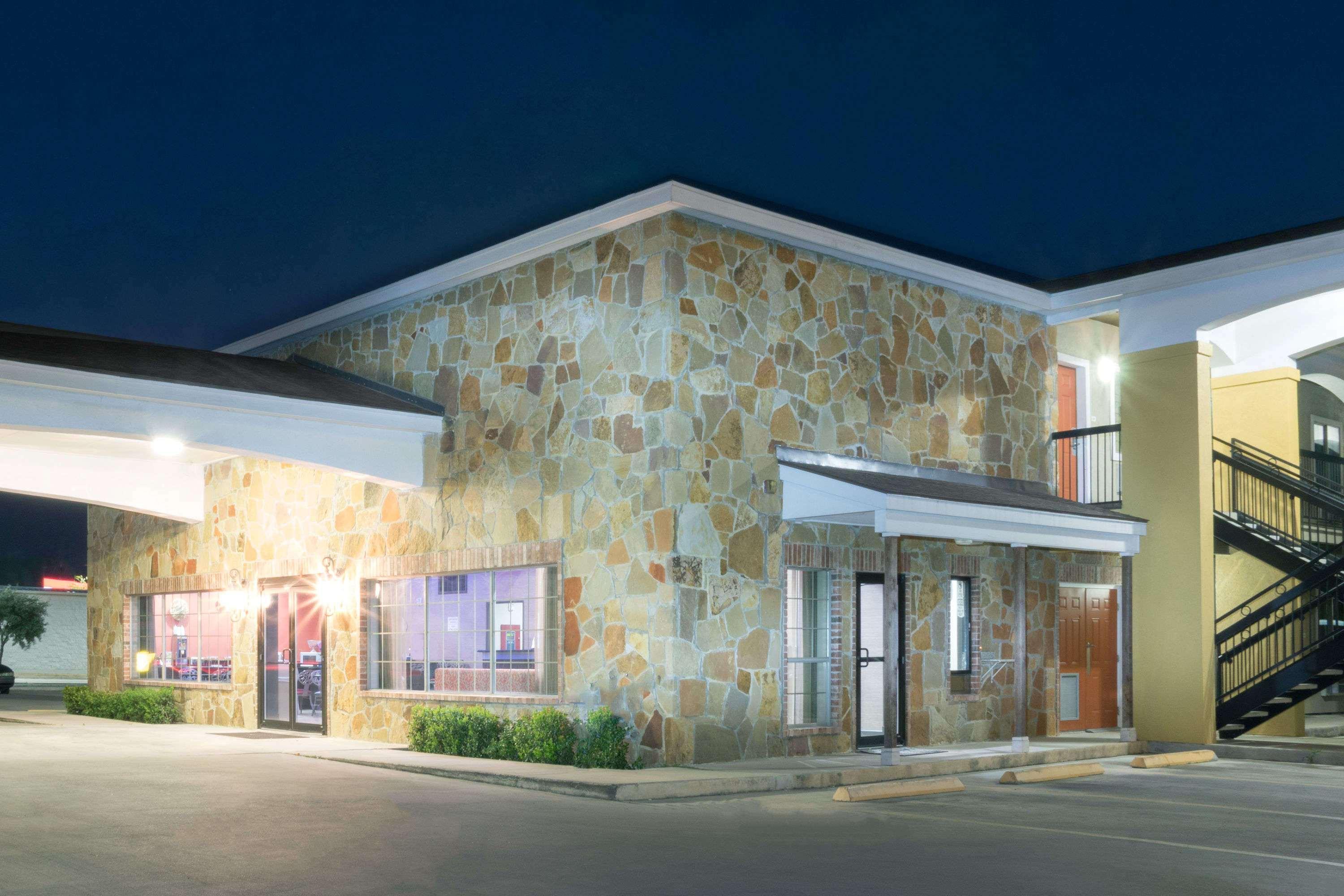 Super 8 By Wyndham San Antonio Near Fort Sam Houston Bagian luar foto
