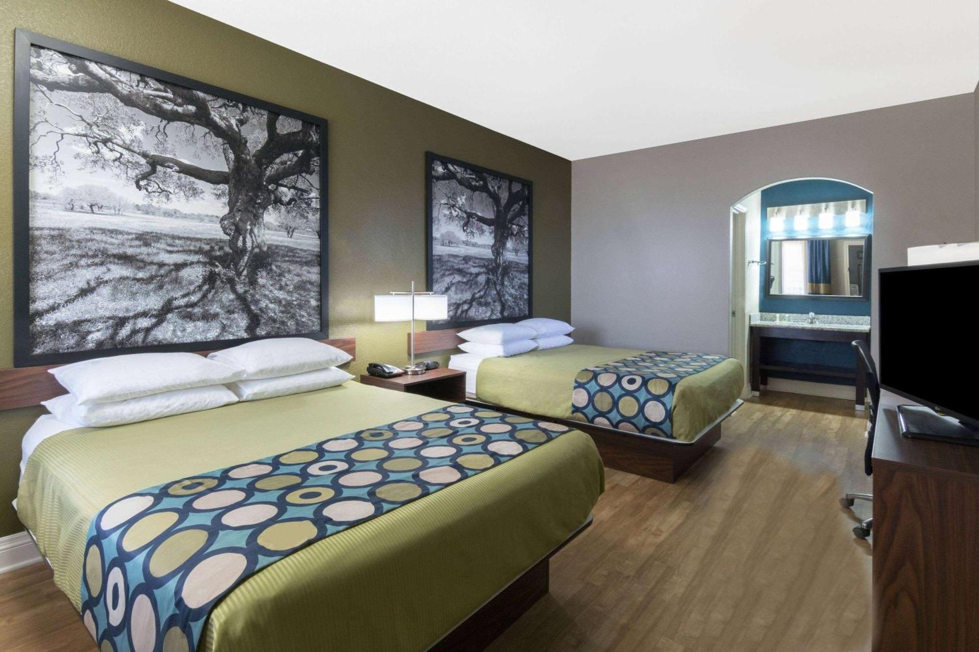 Super 8 By Wyndham San Antonio Near Fort Sam Houston Bagian luar foto