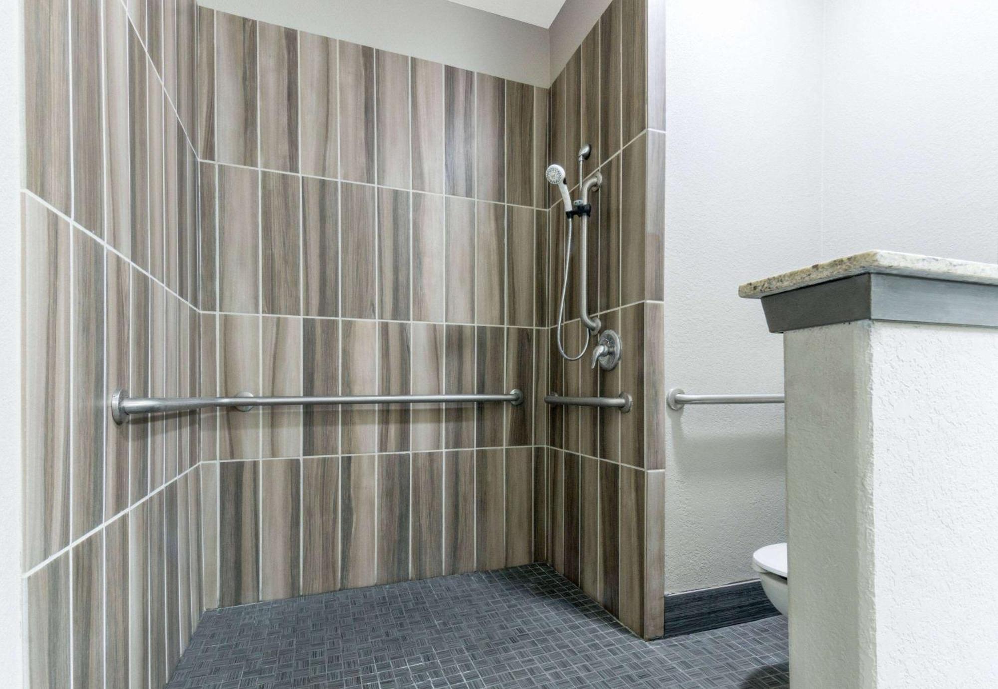Super 8 By Wyndham San Antonio Near Fort Sam Houston Bagian luar foto