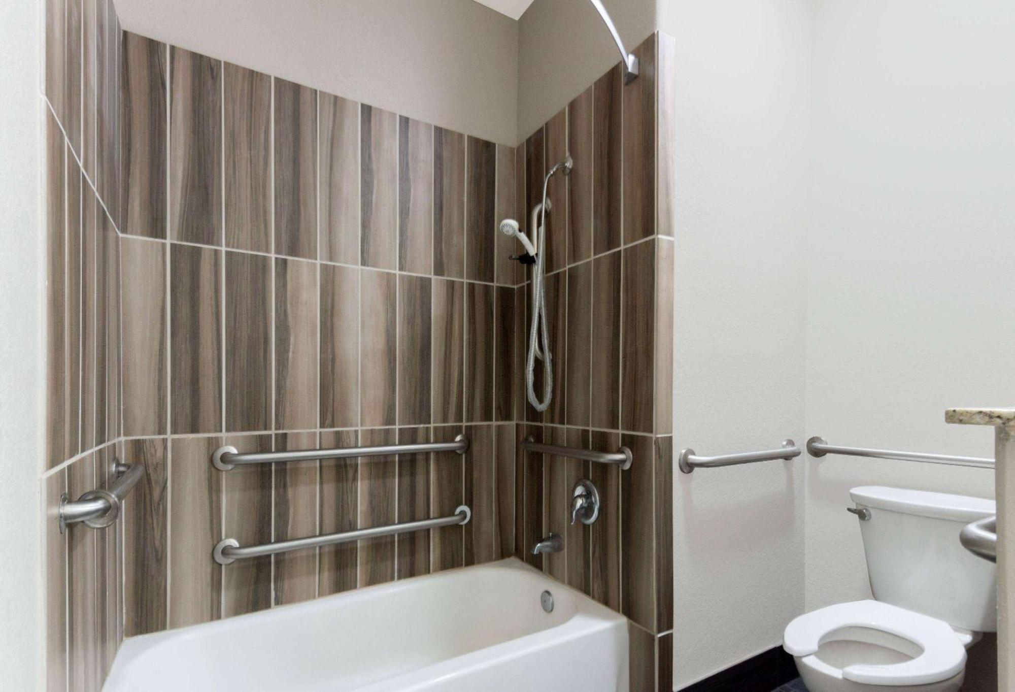 Super 8 By Wyndham San Antonio Near Fort Sam Houston Bagian luar foto