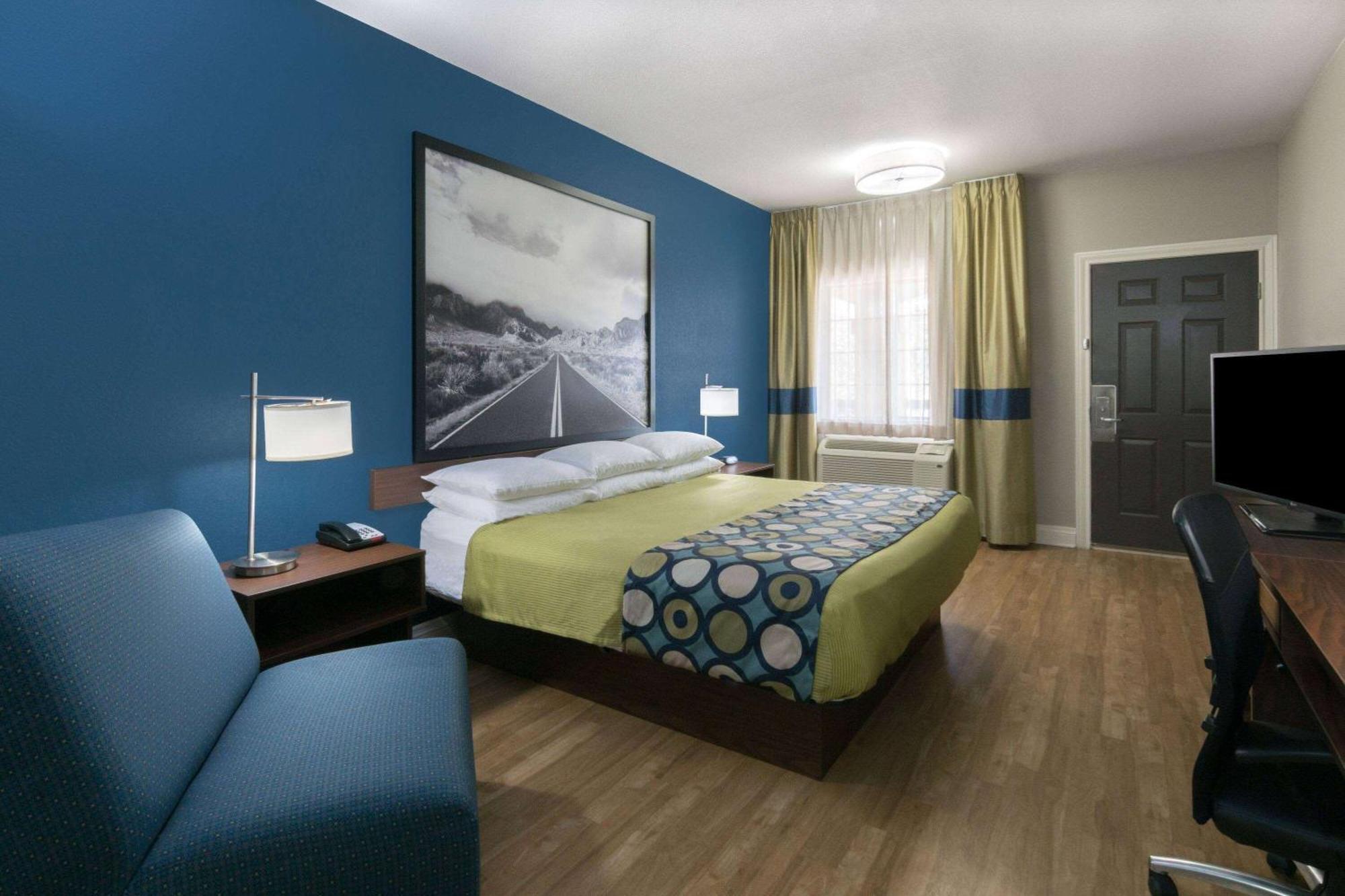 Super 8 By Wyndham San Antonio Near Fort Sam Houston Bagian luar foto