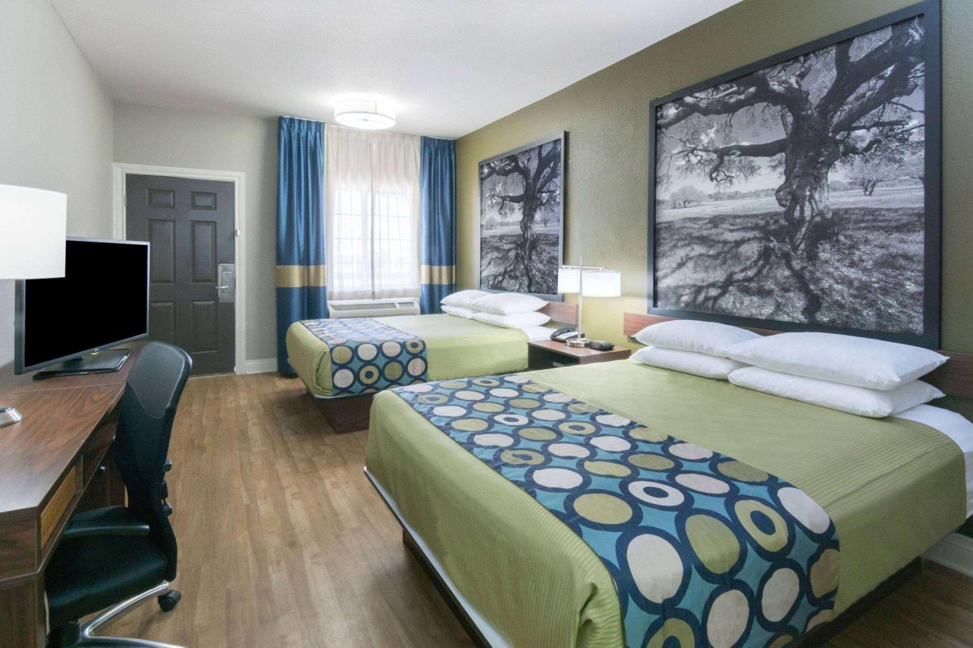Super 8 By Wyndham San Antonio Near Fort Sam Houston Bagian luar foto