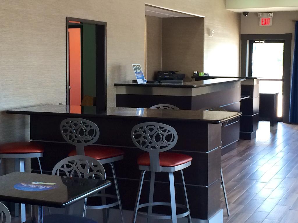 Super 8 By Wyndham San Antonio Near Fort Sam Houston Bagian luar foto